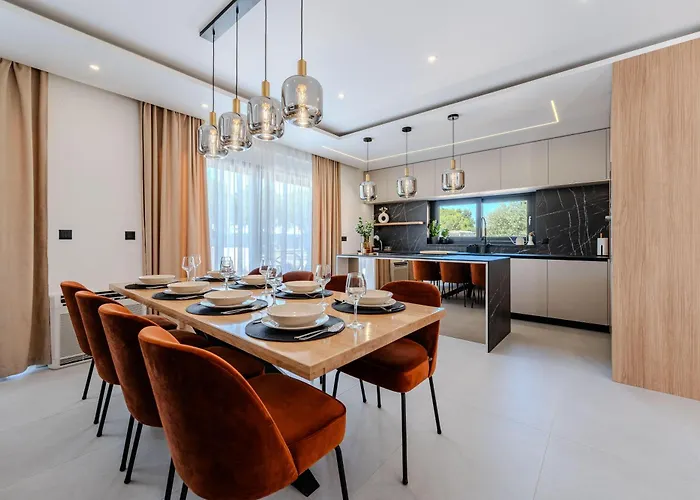 Villa Palazzo By Belmont Realty