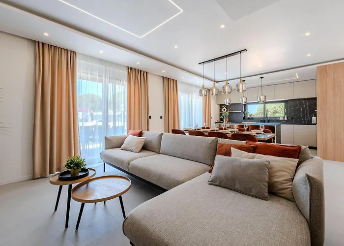 Villa Palazzo By Belmont Realty